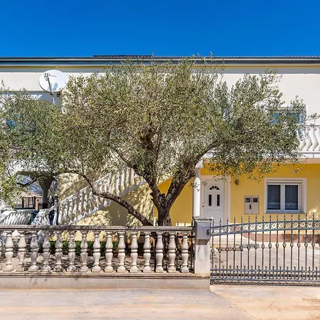 Lovely In Karin Gornji Apartment Gornji Karin