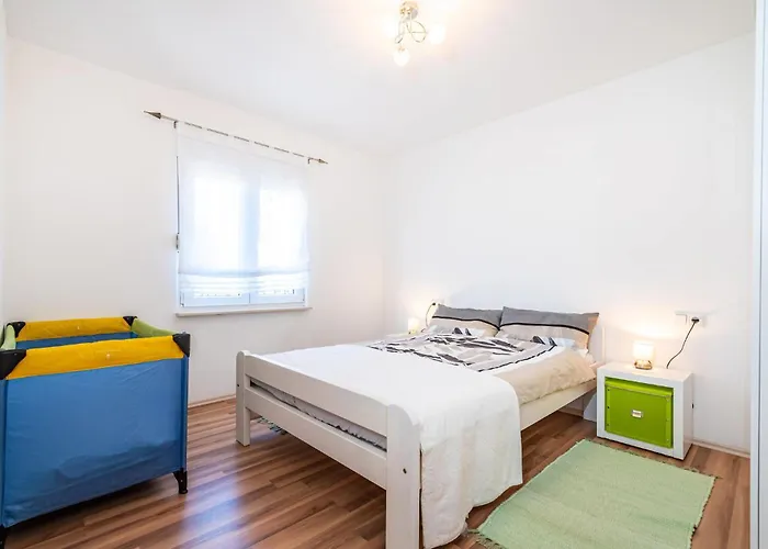 Lovely In Karin Gornji Апартаменты *