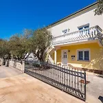 In Karin Gornji With Swimming Pool Appartement Gornji Karin