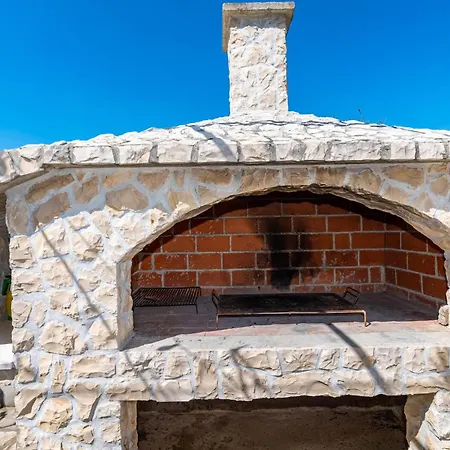 Appartamento Lovely In Karin Gornji *